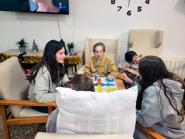 Sensibilizando edades, uniendo vivencias. Programa de interacción intergeneracional y envejecimiento activo.